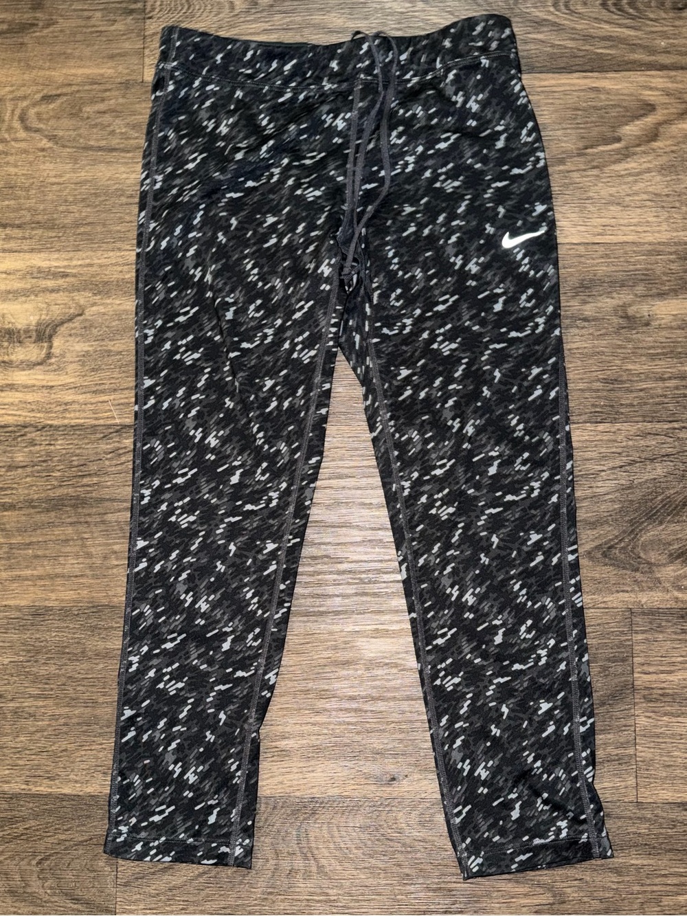 Nike Women’s Size Medium Black White and Gray Patterned 23” Dri-fit Leggings.